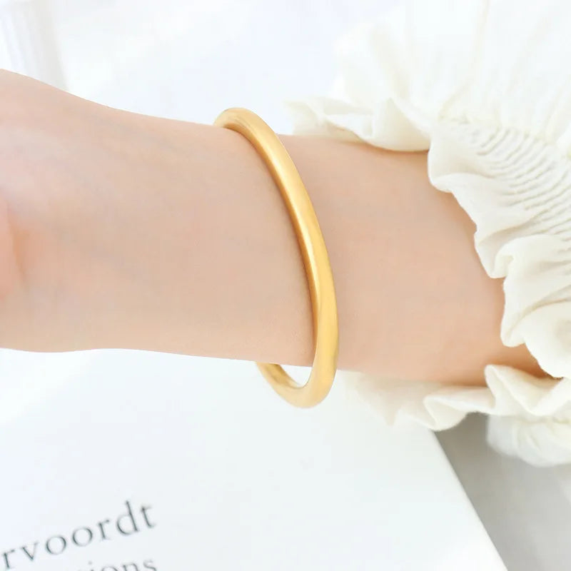 Smooth Fine 18K Gold Bracelet for Women